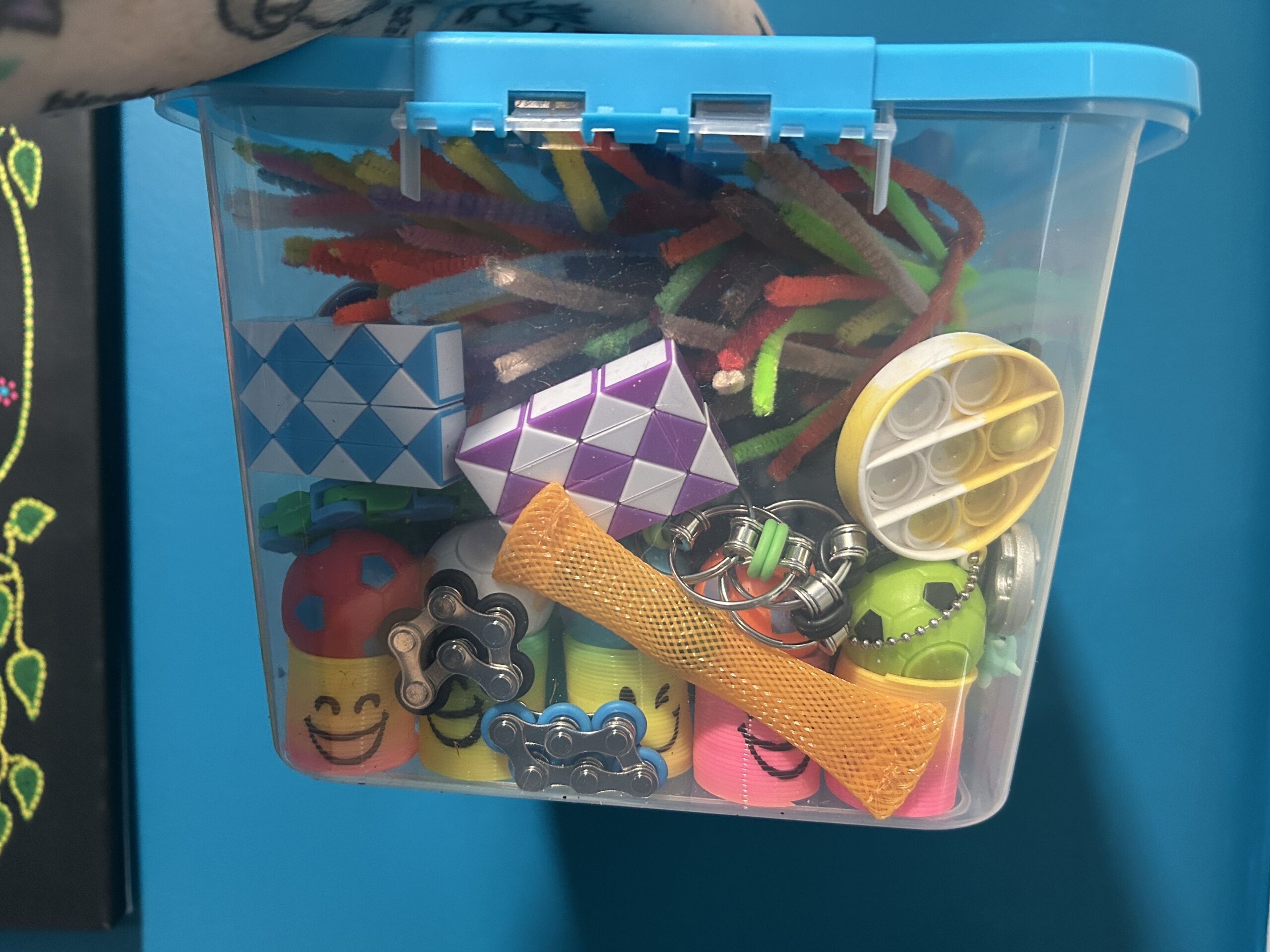 (A side view of the random sensory kit.)